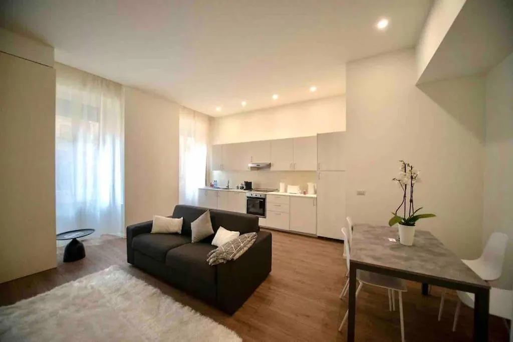 Apartment In Brera Милан